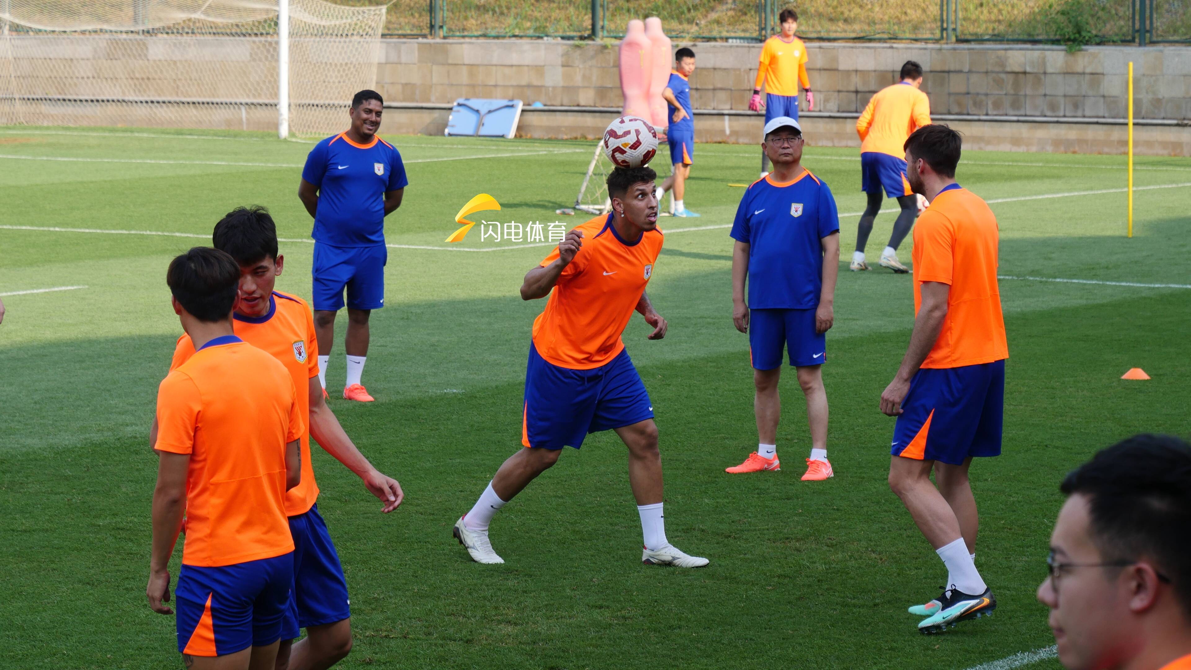 武汉三镇发布备战花絮，今晨主帅复盘，欧联任务艰巨，训练强度明显提升的简单介绍